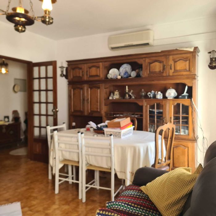 T2 + Sótão Loreto vende-se