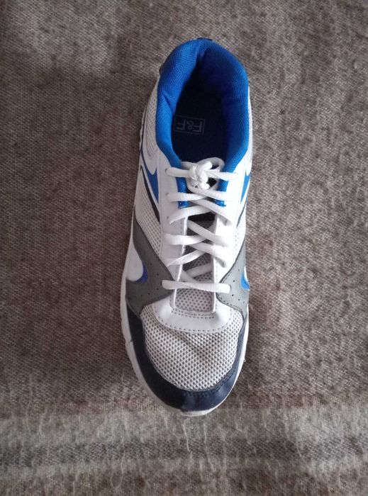 Кроссовки женские.