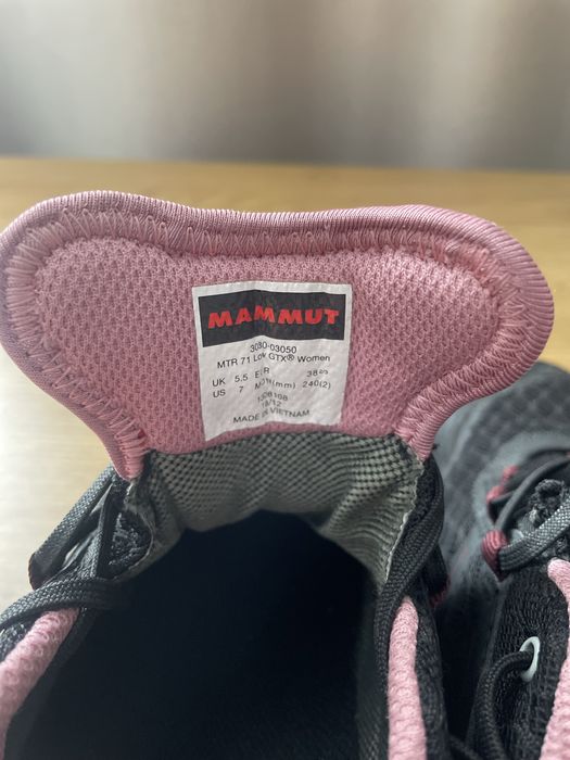 Це жіночі трекінгові кросівки Mammut