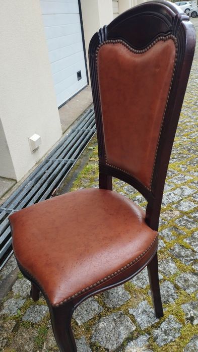 Mobília completa de sala de jantar, em nogueira