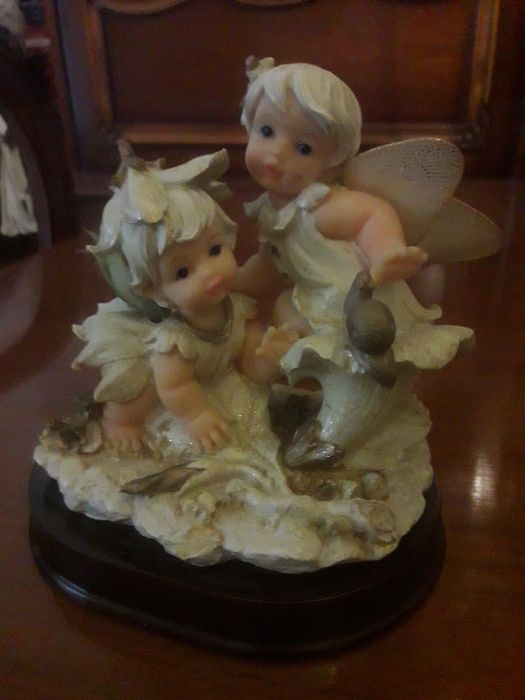 Conjunto d/4 anjos cada 2 juntos no respectivo suporte em madeira