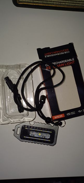 Lanterna tactica em metal