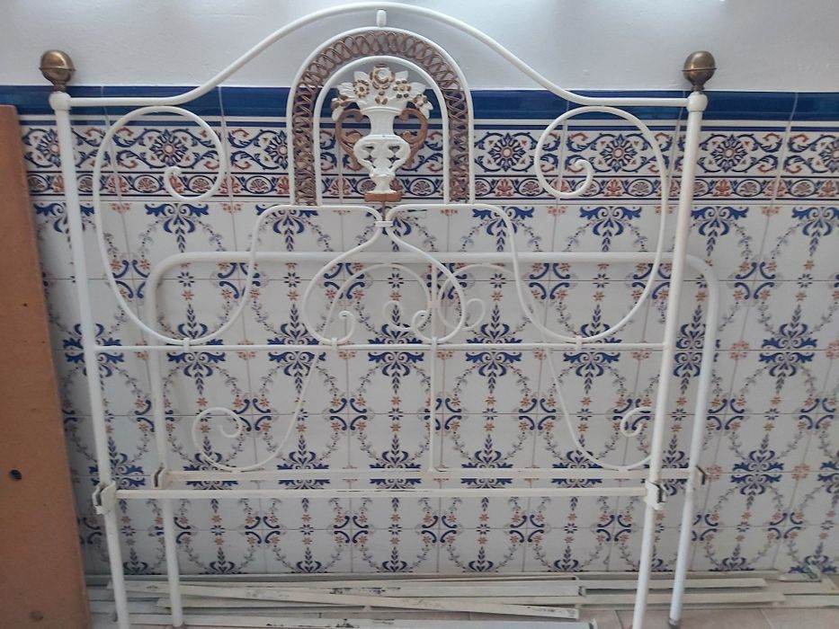 Cama de ferro antiga