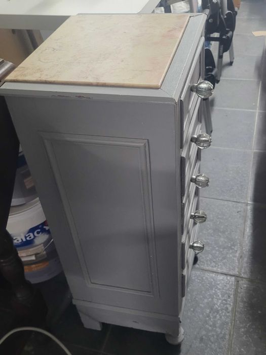Mesa de cabeceira muito antiga