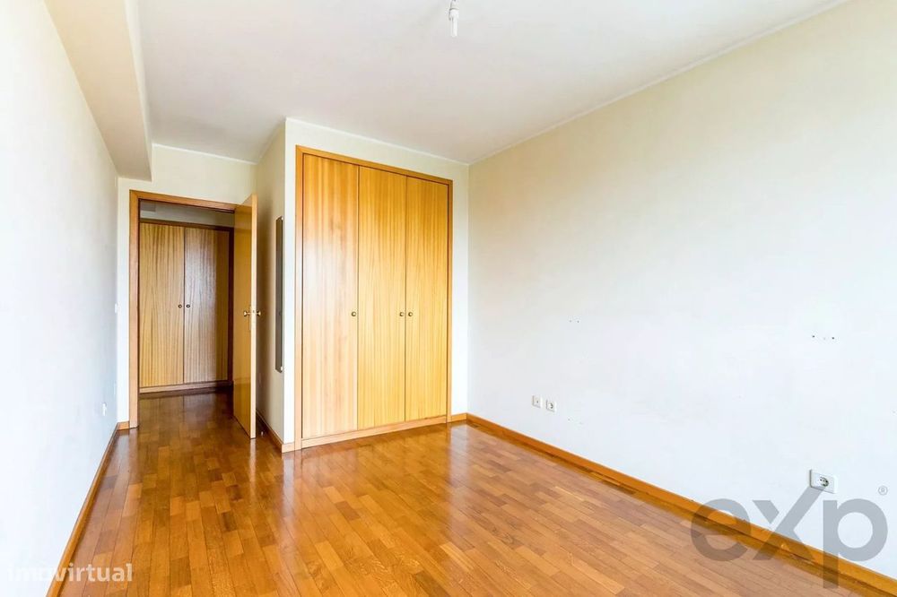 T1 no 4.º e último piso com elevador, varanda poente, garagem e vistas