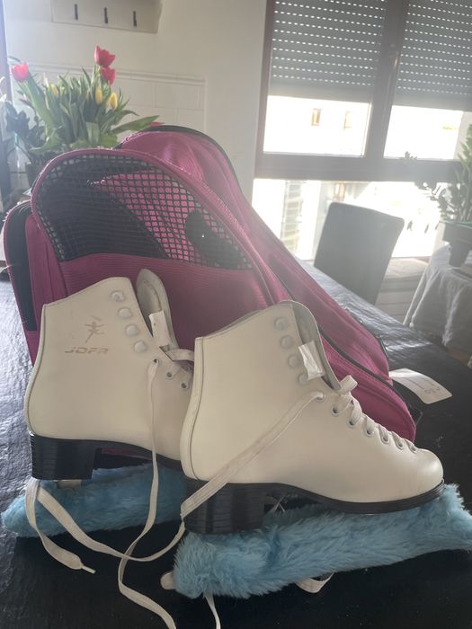 biale łyżwy figurowe jofa z torbą sportową oraz ochraniaczami