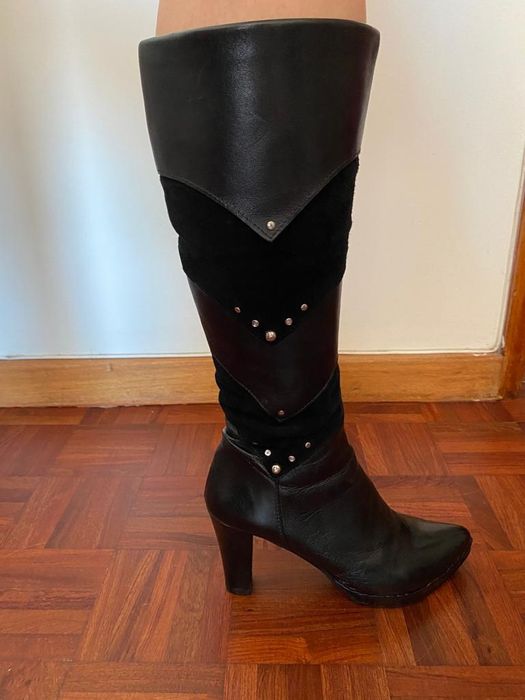 Botas em pele salto alto
