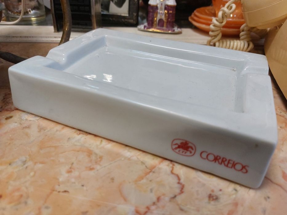 Cinzeiro em porcelana com publicidade alusiva aos ctt