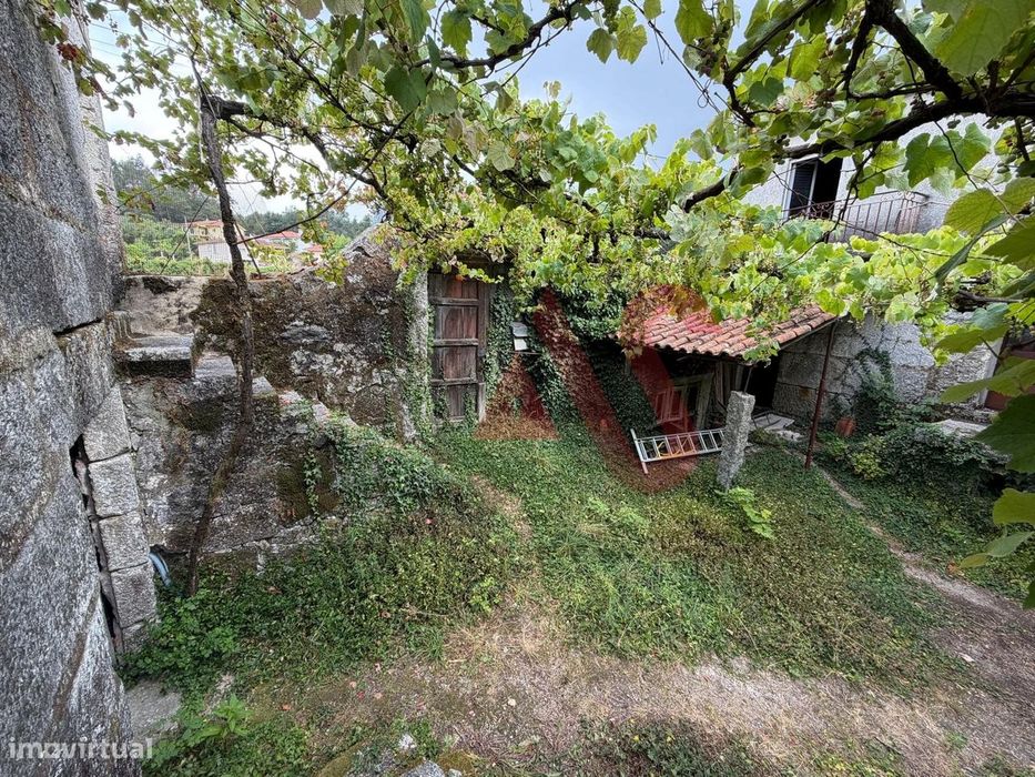 Moradia para Restauro com Terreno de 340 m² | Estorãos, Fafe
