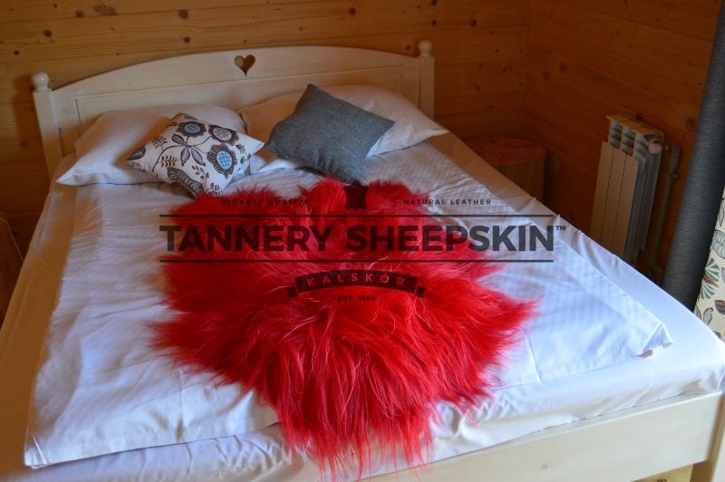 Dywanik Skóra Owcza Czerwony Island 90-110 cm Długi Włos Naturalna