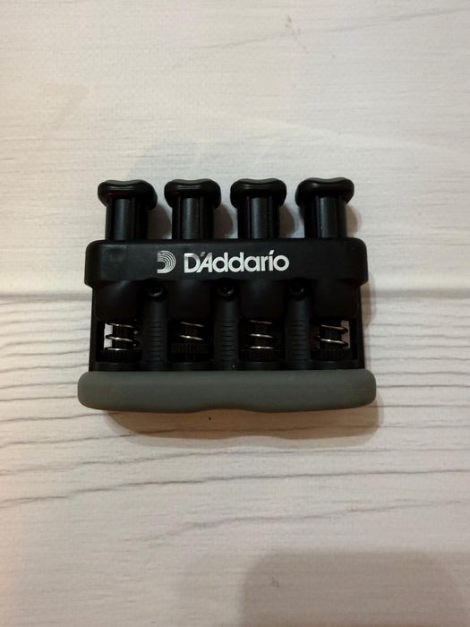 Przyrząd do ćwiczenia palców D'addario