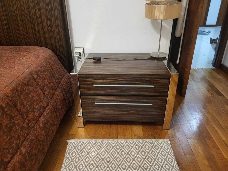 Cama de casal com mesinha de cabeceiras e comoda modernas