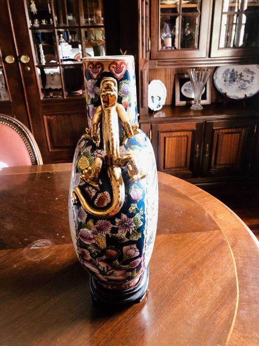 Jarrão Oriental em cerâmica,  pintado à mão