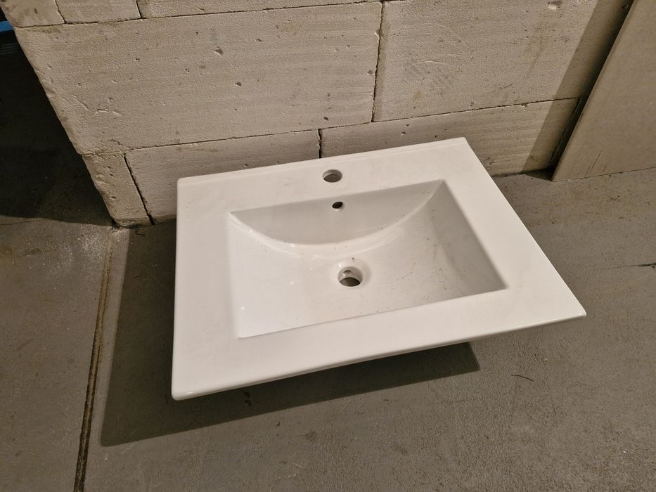 Umywalka łazienkowa nablatowa naszafkowa