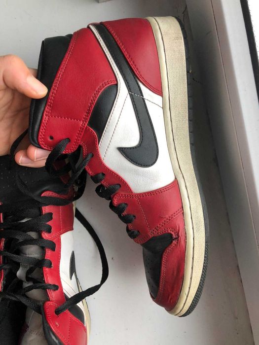 Air Jordan 1 Mid Chicago Black Toe