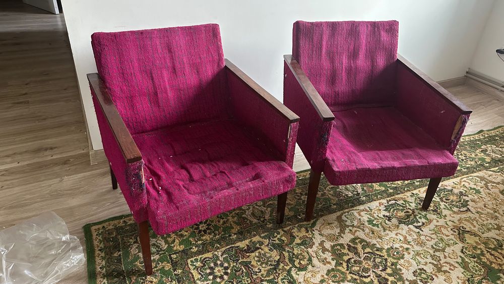 Віддам безкоштовно письмовий стіл та стільці під реставрацію