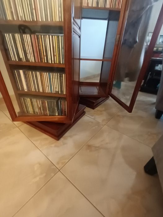 3 armários próprios para guardar Cds, 2 giratórios.