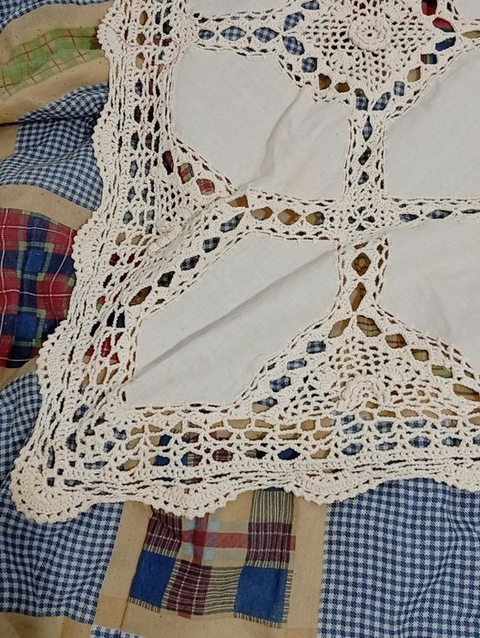 Pequena Toalha de Mesa em Renda feita a mão