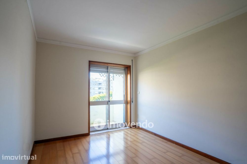 Apartamento T2, com estacionamento e arrecadação, no Porto