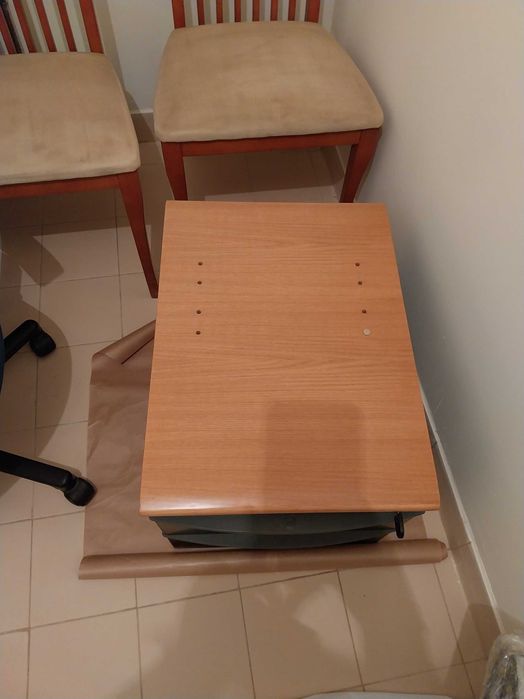 Secretária com móvel de arrumação