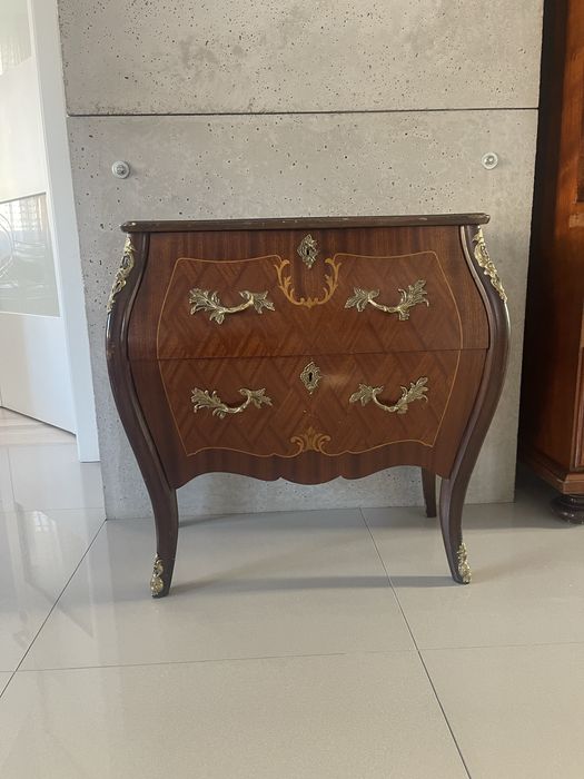 Eleganckie komody w stylu francuskim, ozdobne okucia