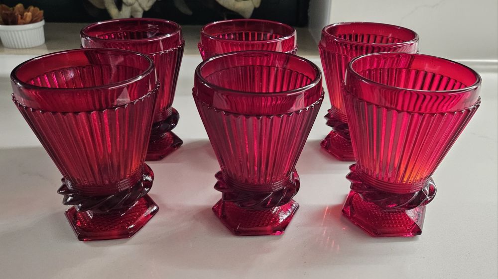Copos vintage em vidro vermelho