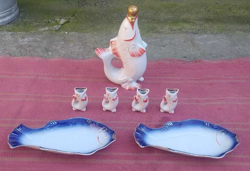 Продаются сервизы, салатницы, сахарницы, вазы, графины.