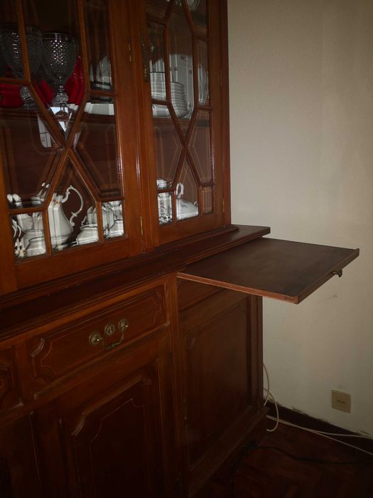 Móvel de sala de jantar em madeira . Altura áxima 214 x C 200 x L 50