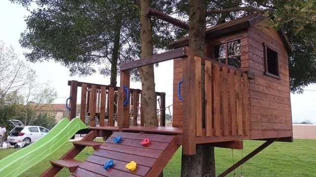 CASINHA NA ARVORE COM PARQUE INFANTIL E TIROLESA