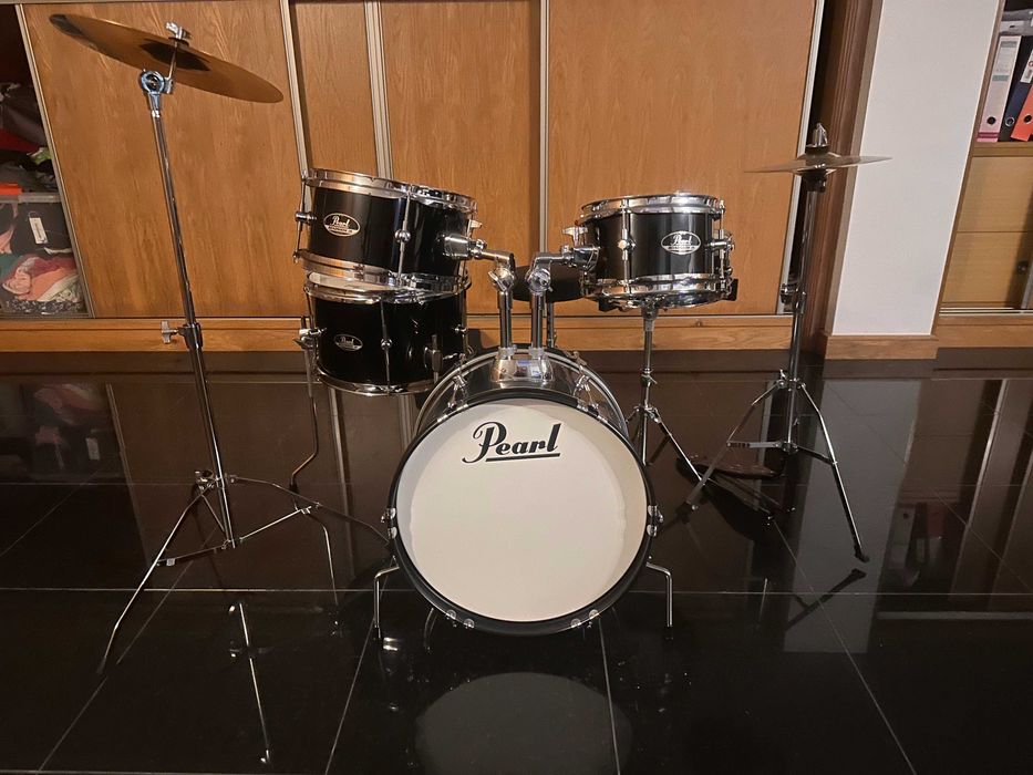 Vende-se Bateria Pearl Roadshow Jr. RSJ465C Jet Black