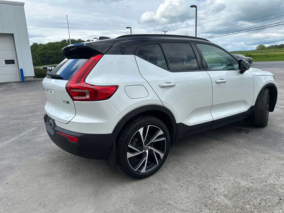 Volvo XC40      2021