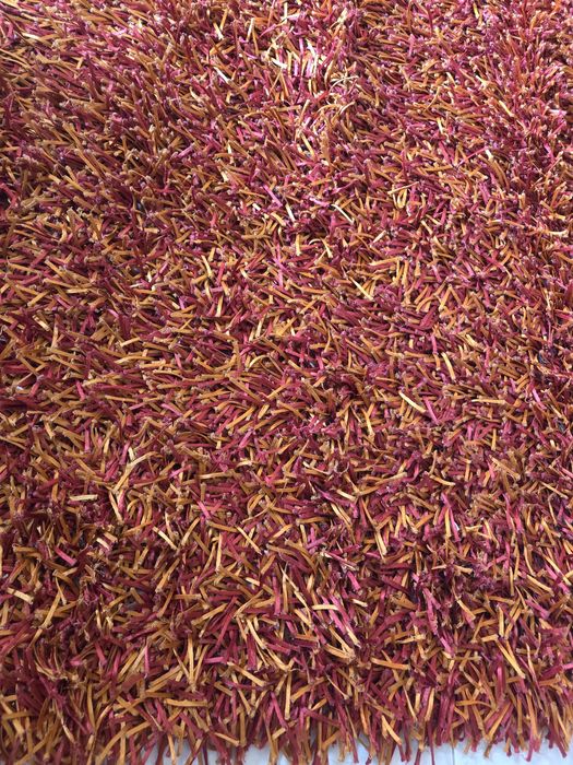 Carpete vermelha e laranja