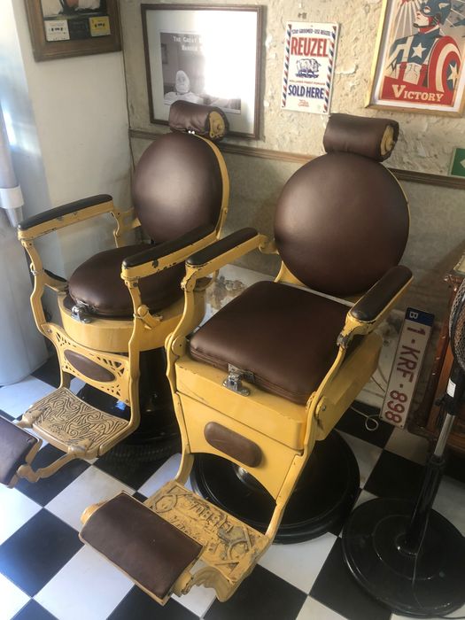 Duas Cadeiras Barbearia vintage centenárias