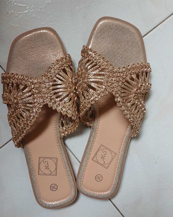 Chinelas - Pretas e Douradas 36