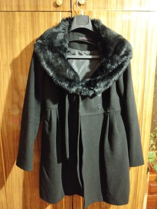 Чорне зимове пальто