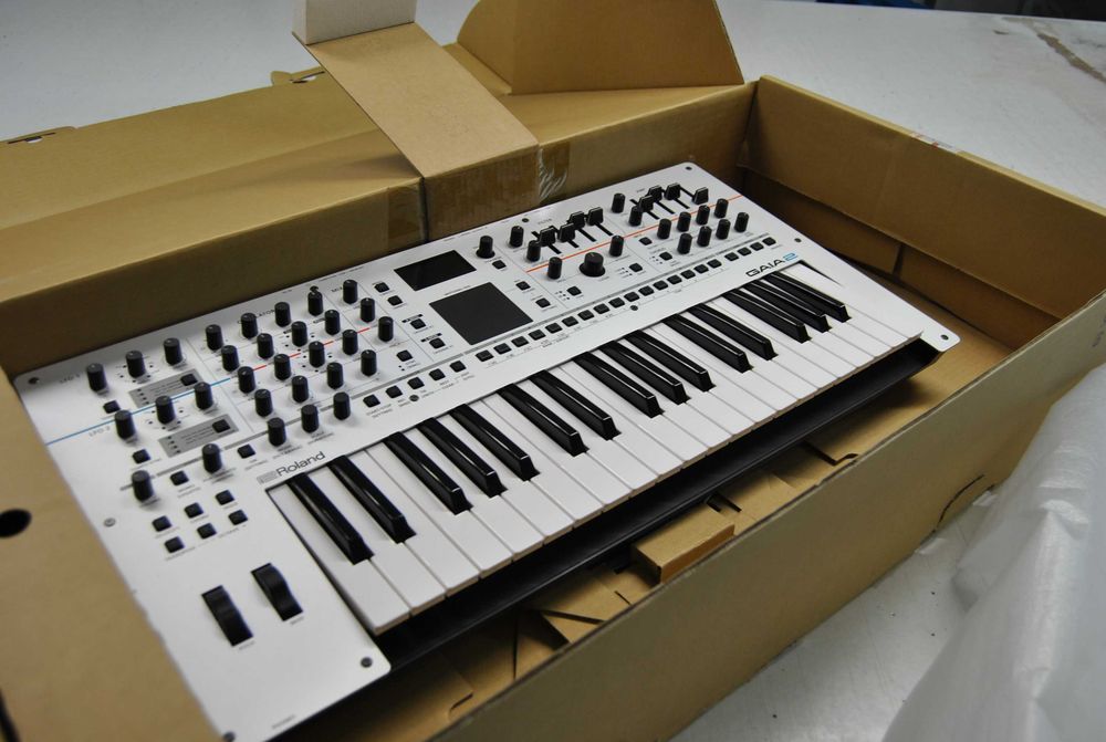 Syntezator Roland GAIA 2