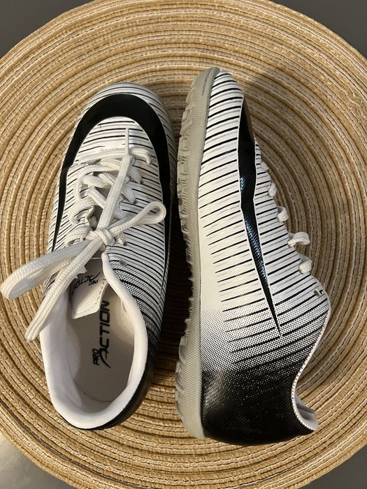 Продам футбольні сороконіжки та бутси