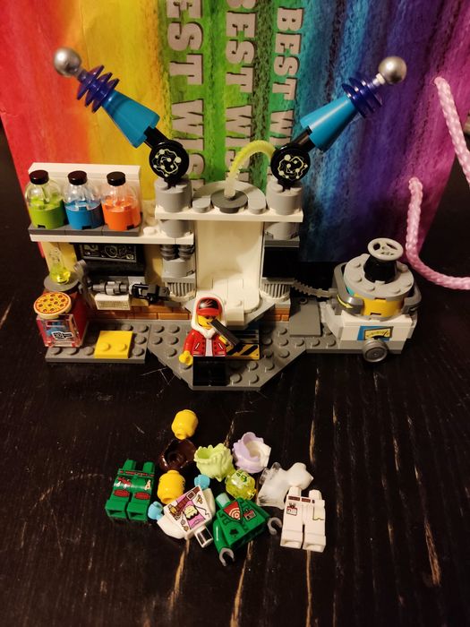 Sprzedam LEGO zestaw hiden side laboratorium