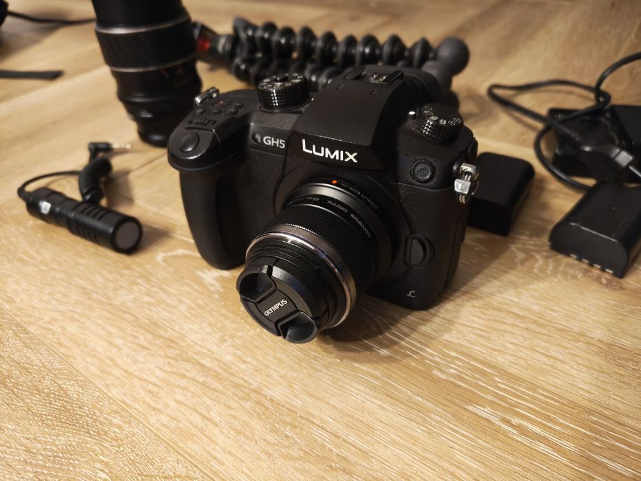 Panasonic Lumix GH5 + obiektyw Olympus f1.8 45 mm + akcesoria