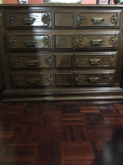 Cama, colchão, cómoda, duas mesas de cabeceira e duas cadeiras