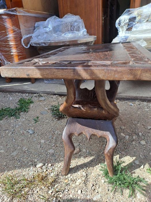 Sprzedam stolik rzeźbiony