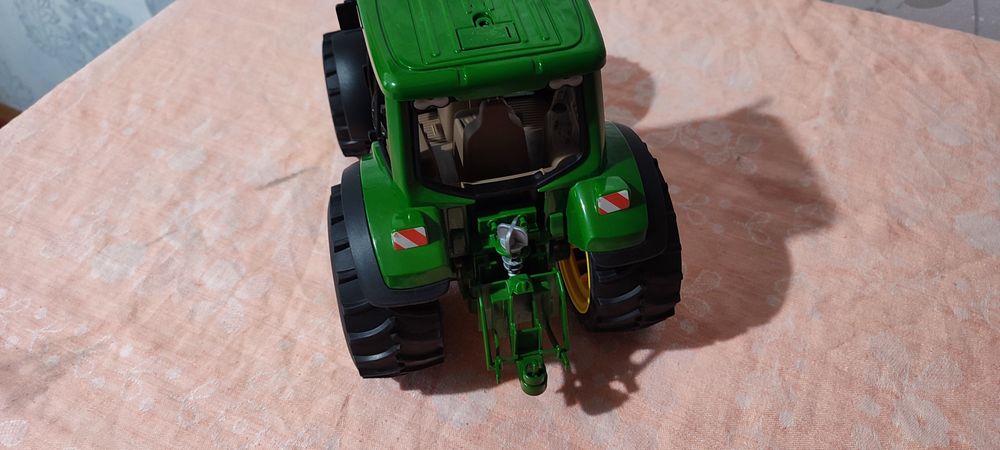Игрушка трактор..