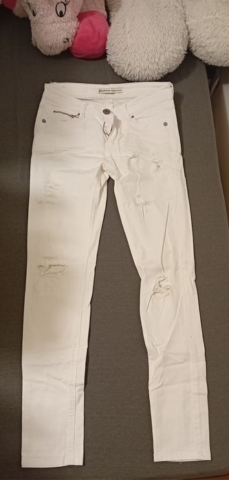 Białe spodnie rurki z dziurami Stradivarius 38
