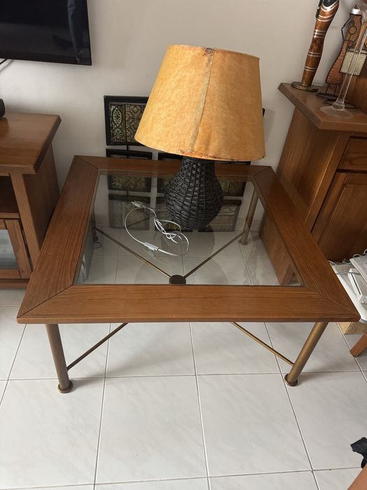 Mesa com vidro de centro