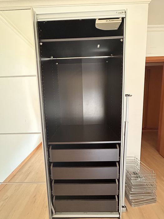 Roupeiro IKEA PAX 150 cm com portas de correr e espelho – excelente estado