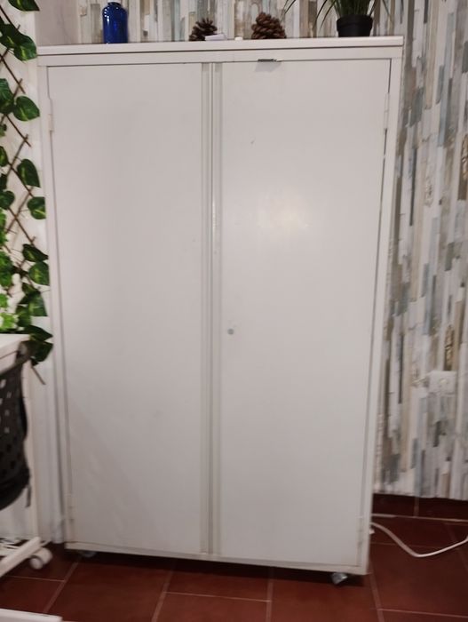Vende se armário em ferro