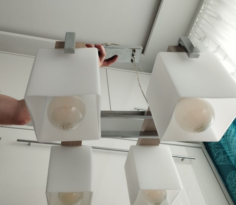 Lampa wisząca 4 klosze biel drewno