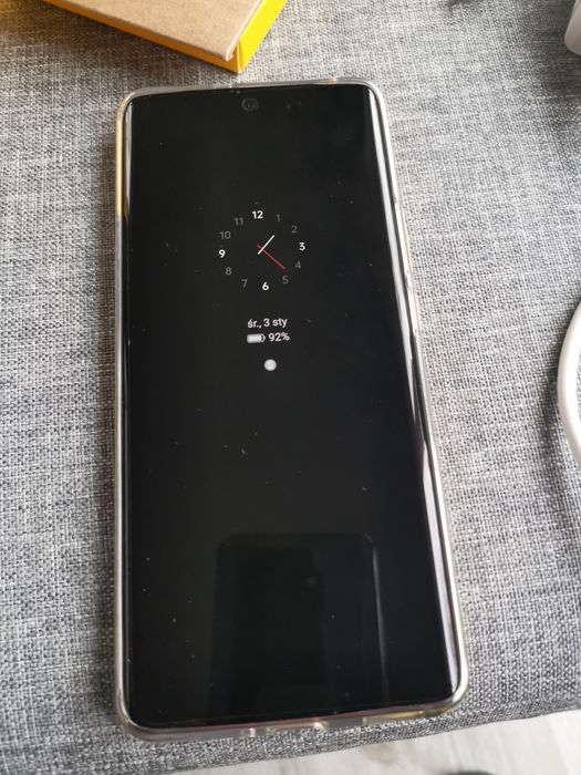 Telefon komórkowy z akcesoriami