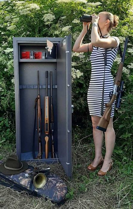 3001: Szafa na bron Hunter G-3, 150x60x35 cm. S1,  trójramienną klamkę