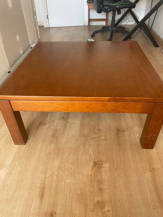 Mesa de centro maciça.